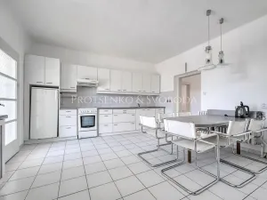 Prodej vily, Křižanov, Benešovo náměstí, 530 m2