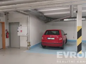 Pronájem garážového stání, Praha - Hostivař, Berlínská, 20 m2