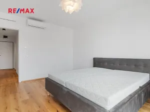 Pronájem bytu 2+kk, Praha - Karlín, Křižíkova, 79 m2