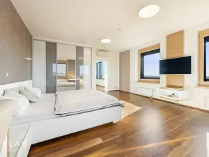 Pronájem atypického bytu, Brno - Štýřice, Pražákova, 332 m2