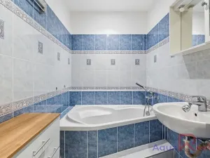 Prodej bytu 2+kk, Karlovy Vary, nám. V. Řezáče, 68 m2