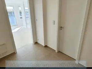 Pronájem bytu 2+kk, Praha - Dolní Měcholupy, Kryšpínova, 47 m2