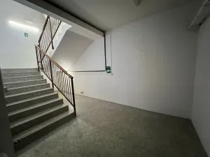 Prodej obchodního prostoru, Praha - Horní Počernice, Komárovská, 210 m2