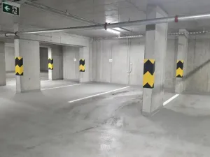 Pronájem garážového stání, Praha - Karlín, Křižíkova, 13 m2