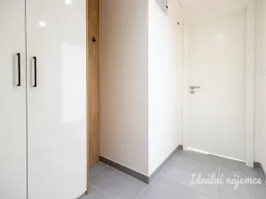 Pronájem bytu 1+kk, Praha - Malešice, Mölzerova, 30 m2