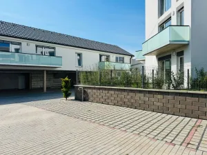 Pronájem garážového stání, Brno - Černovice, Faměrovo náměstí, 13 m2