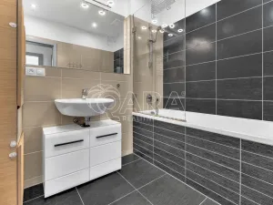 Pronájem bytu 3+kk, Praha - Vršovice, U Roháčových kasáren, 71 m2