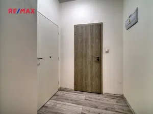 Pronájem bytu 1+kk, Milovice, Slepá, 25 m2