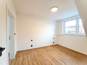Prodej bytu 4+kk, Stochov, náměstí u dubu, 96 m2