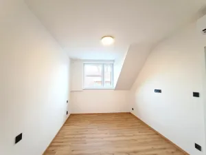 Prodej bytu 4+kk, Stochov, náměstí u dubu, 96 m2