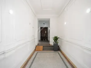 Pronájem kanceláře, Praha - Smíchov, Kořenského, 221 m2