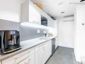 Pronájem kanceláře, Praha - Karlín, Křižíkova, 489 m2