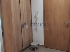 Pronájem bytu 2+kk, Praha, Hlučkova, 46 m2