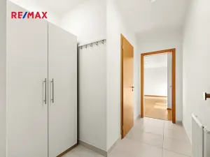 Pronájem bytu 1+kk, Praha - Řeporyje, Kakosova, 35 m2