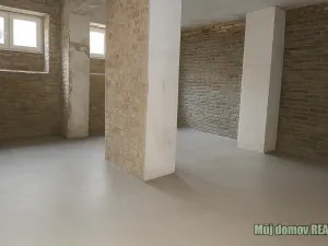 Pronájem obchodního prostoru, Praha - Libeň, náměstí Dr. Václava Holého, 300 m2