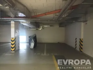 Pronájem garážového stání, Praha - Dejvice, Heinemannova, 18 m2