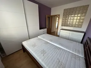 Pronájem bytu 2+kk, Praha - Řeporyje, Dělená, 56 m2