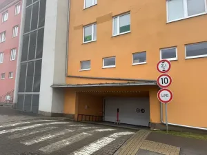 Pronájem garážového stání, Praha - Troja, Hnězdenská, 20 m2