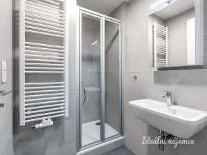 Pronájem bytu 1+kk, Praha - Hostavice, Českobrodská, 31 m2