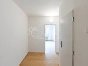 Pronájem bytu 2+kk, Praha - Kobylisy, Famfulíkova, 43 m2