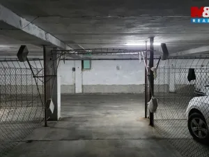 Pronájem garážového stání, Praha - Střížkov, Lovosická, 18 m2