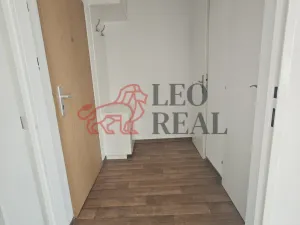 Pronájem bytu 1+kk, Praha - Podolí, Kaplická, 33 m2