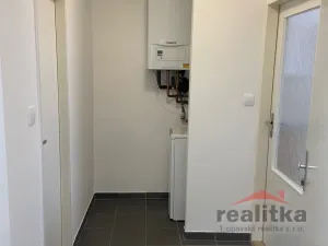 Pronájem bytu 2+kk, Opava - Předměstí, Komárovská, 33 m2