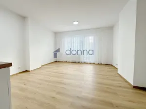 Pronájem bytu 1+kk, Praha, Mochovská, 30 m2