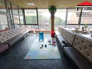 Pronájem restaurace, Praha - Kobylisy, Klapkova, 467 m2