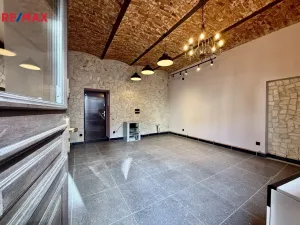 Pronájem obchodního prostoru, Karlovy Vary, Hynaisova, 42 m2