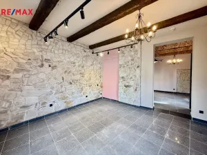 Pronájem obchodního prostoru, Karlovy Vary, Hynaisova, 42 m2