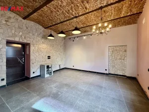 Pronájem obchodního prostoru, Karlovy Vary, Hynaisova, 42 m2