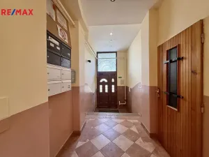 Pronájem obchodního prostoru, Karlovy Vary, Hynaisova, 42 m2