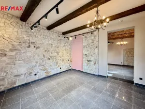 Pronájem obchodního prostoru, Karlovy Vary, Hynaisova, 42 m2