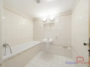 Prodej bytu 4+kk, Karlovy Vary, Okružní, 99 m2