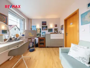 Prodej rodinného domu, Praha - Lochkov, V oudolku, 183 m2