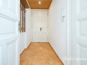 Pronájem bytu 1+kk, Praha, Jaromírova, 35 m2