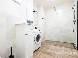 Pronájem bytu 1+kk, Praha, Jaromírova, 35 m2