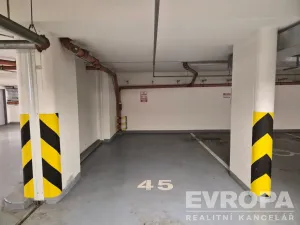 Pronájem garážového stání, Praha - Vršovice, Petrohradská, 16 m2