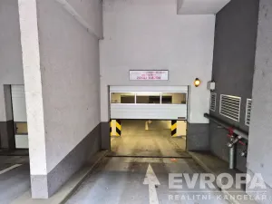 Pronájem garážového stání, Praha - Vršovice, Petrohradská, 16 m2