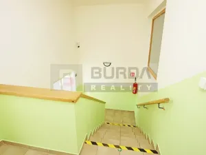 Pronájem kanceláře, Neratovice, 514 m2