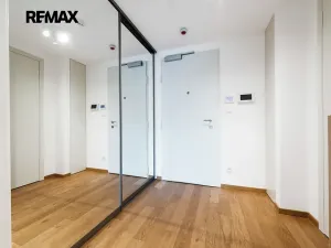 Pronájem bytu 1+kk, Praha - Smíchov, Kobrova, 43 m2