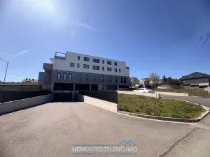 Pronájem garážového stání, Znojmo, Kosmákova, 15 m2