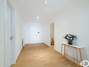 Prodej bytu 2+kk, Praha - Hrdlořezy, Mezilehlá, 65 m2