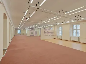 Pronájem obchodního prostoru, Jindřichův Hradec - Jindřichův Hradec I, nám. Míru, 525 m2