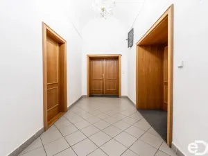 Pronájem kanceláře, Kolín, Karlovo náměstí, 193 m2