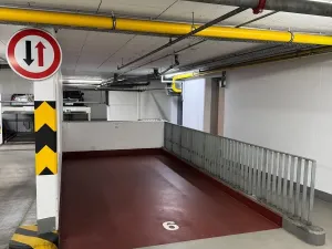 Pronájem garážového stání, Praha - Smíchov, Staropramenná, 12 m2