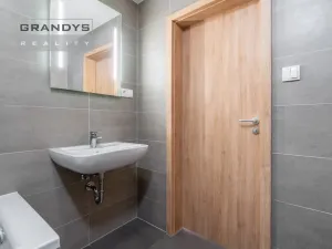Prodej bytu 1+kk, Praha - Uhříněves, Oty Bubeníčka, 32 m2