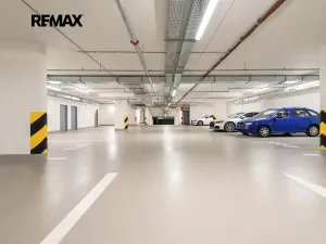 Pronájem garážového stání, Praha - Holešovice, Jankovcova, 18 m2