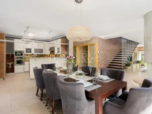 Prodej rodinného domu, Praha - Kolovraty, V louce, 470 m2